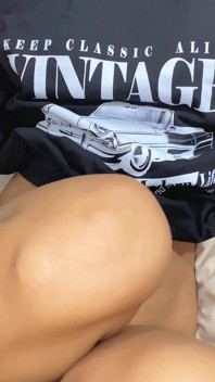 배다른 오빠는 배다른 여동생이 Xhamster에 대한 계정이 있다는 것을 알게되었습니다.