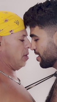 pris entre deux mecs machos... J’en avalais un profondément, l’autre léchant mon cul comme une glace sucrée
