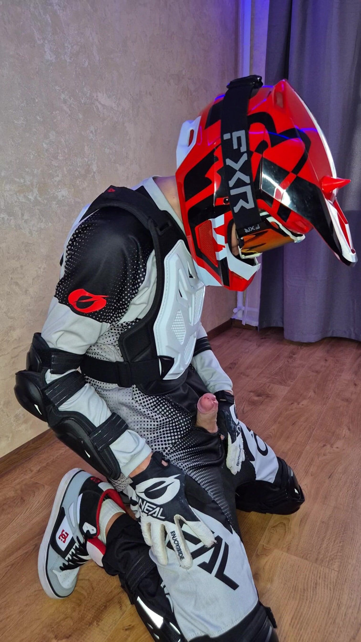 Sneakersmax98: I Put on My Boyfriend's Mxgear, Cum Twice