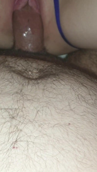 Su Primer Anal - MILF Gime Mientras Su Culo Se Estira