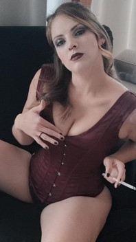 Fumando com lingerie preta sexy com suspensórios