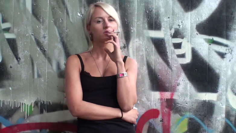 Femdom Austria: Прекрасна блондинка тінка курить сигарету на відкритому повітрі
