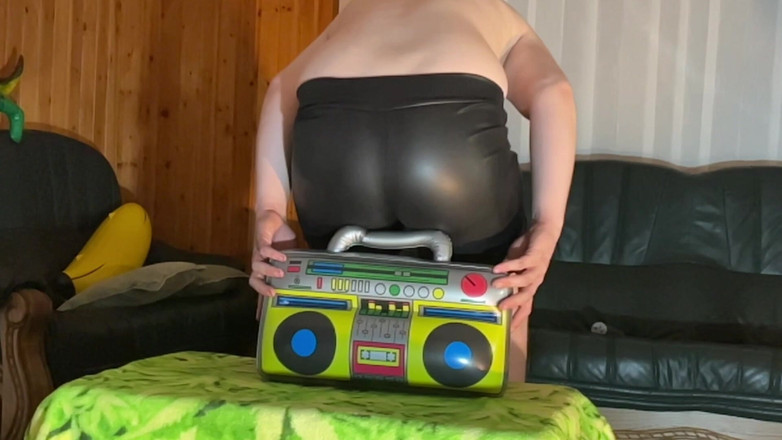 BeachBallsDuo: Weve heeft veel opblaasbaar strandspeelgoed en -dingen verpletterd! 2 camera's met slow-motion!