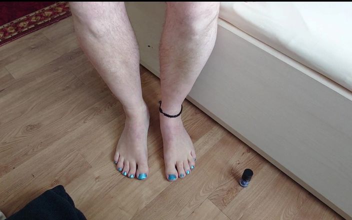 Carmen_Nylonjunge: नायलॉन लड़का अपने पैर की पैर की नलियों को पेंट करता है