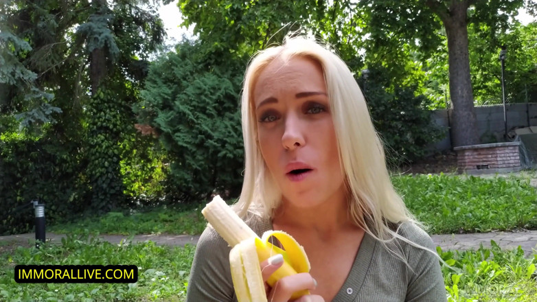 Immoral Family: Une salope blonde prend la virginité de son demi-frère - une...