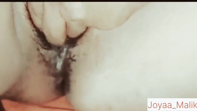 Joya Malik: Мужик трахает свою сексуальную подругу на диване в видео дези XXX