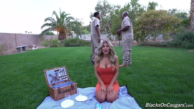 Blacks On Cougars: 巨乳クーガーケイラケイデンのピクニックは、庭師のBBCとダブル浸透を回します