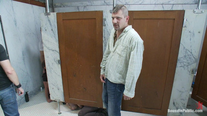 Bound in public: Due ragazzi si abituano in un bagno pubblico