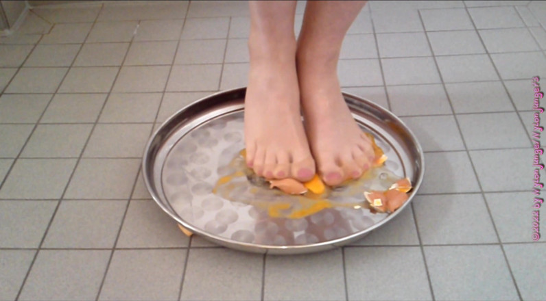 Carmen_Nylonjunge: Crush the raw eggs and piss ** nylon foot crushing **