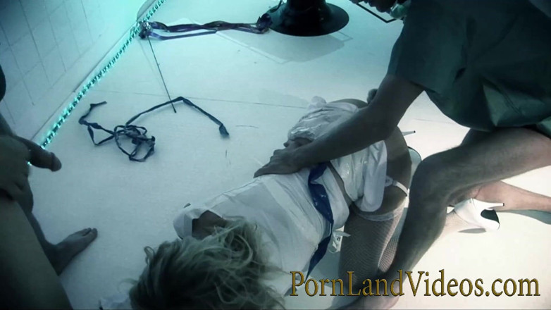 Pornland videos: Awek blonde gila dikongkek oleh doktor dan dildo