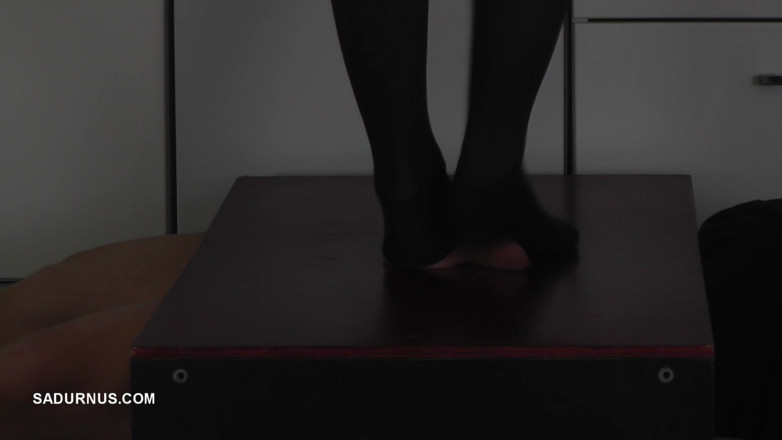 Sadurnus: Otrokův orgasmus pod punčochami paní Cleo