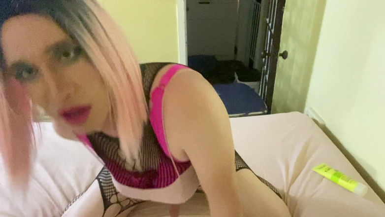 Natasha Sparklez: น้องสาวเซ็กซี่แต่งตัวข้ามเพศของเล่นรูและน้ําแตกของเธอ