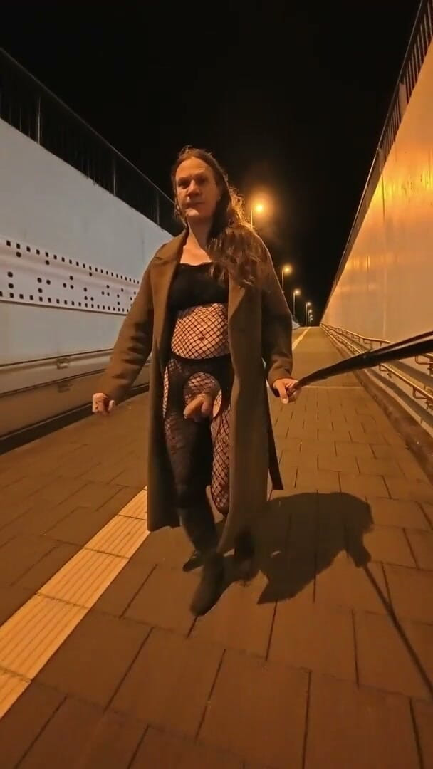 Slut Bella: Goi în gară și în oraș