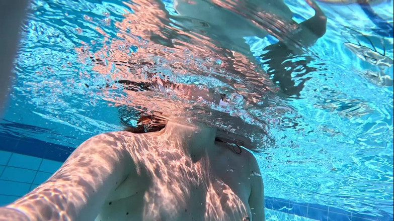 Elena917: Natación fetiche - natación bajo el agua desnudo