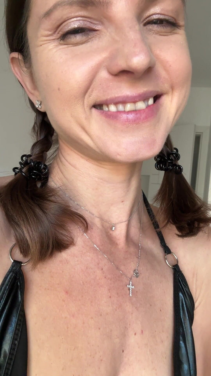 Gina Gerson: 单人表演 Stokings 和乳胶 - 阴户玩