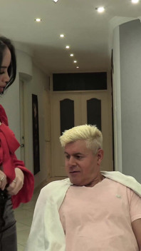 Coafor fierbinte Victoria June seduce și ejaculează în gura norocosului