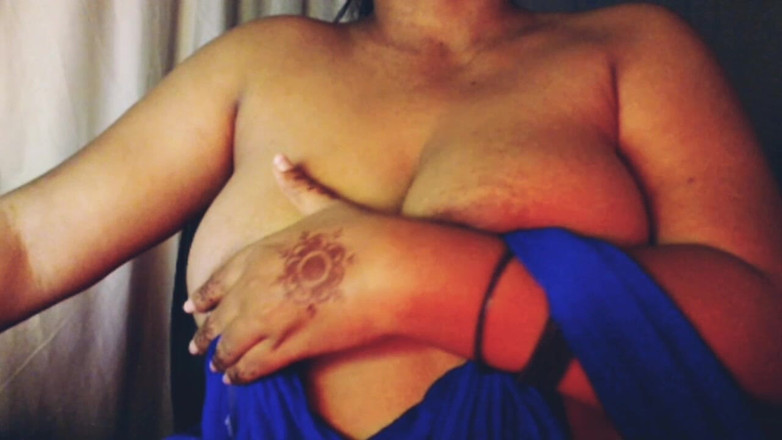 HotGirl21: Sexy holka podprsenky otevírá velká prsa show.