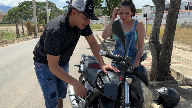 ManuelaAlvarez: Saya dapati seorang gadis pantat besar yang seksi dengan motosikalnya...