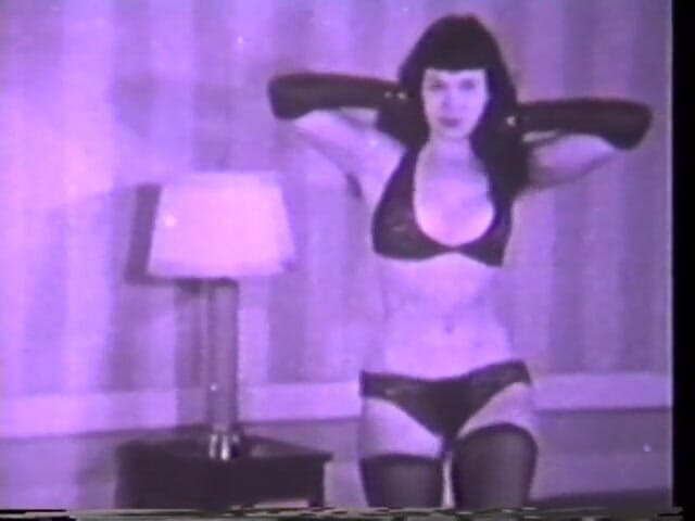 Vintage Usa: Model vintaj Amerika Betty Paige melakukan tarian sensual