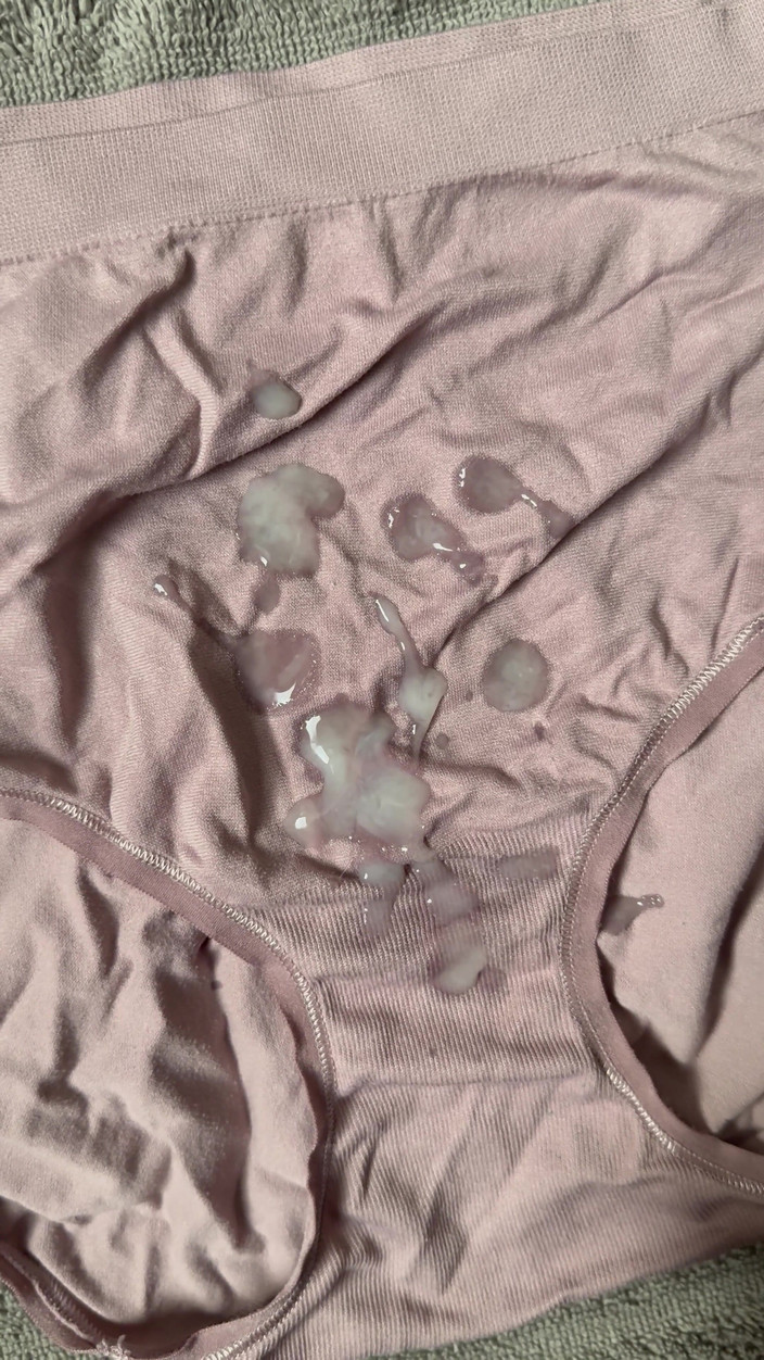 CumDaily: Éjaculation sur la culotte de ma femme 8