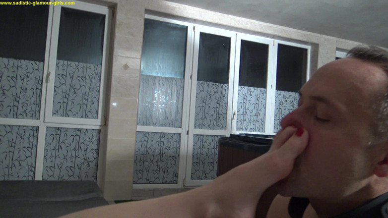 Foot Girls: Glamour diva dominazione del piede in piscina!