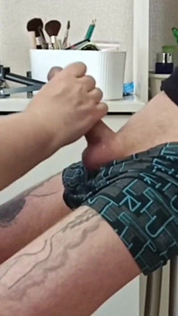 Ibu tiri memberikan blowjob dan menjolok batang sehingga saya pancut