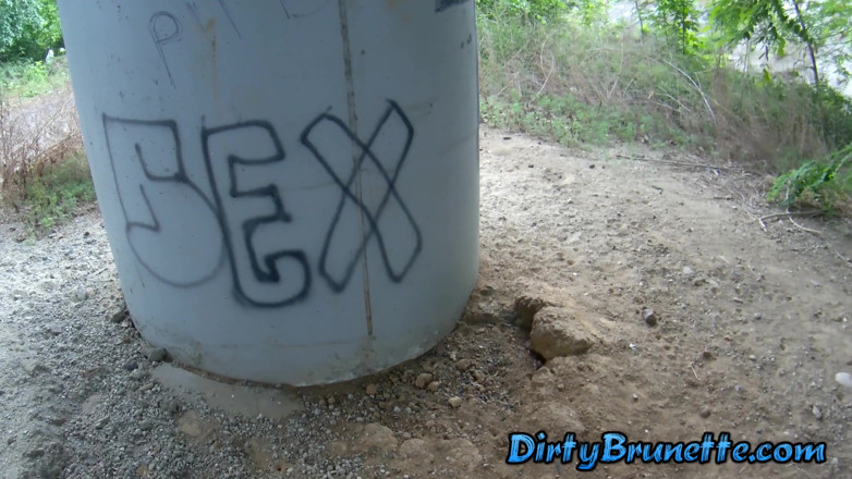 Dirty Brunette: Sürtük evli kadın köprünün altında ateşli bir oral sekste iki...