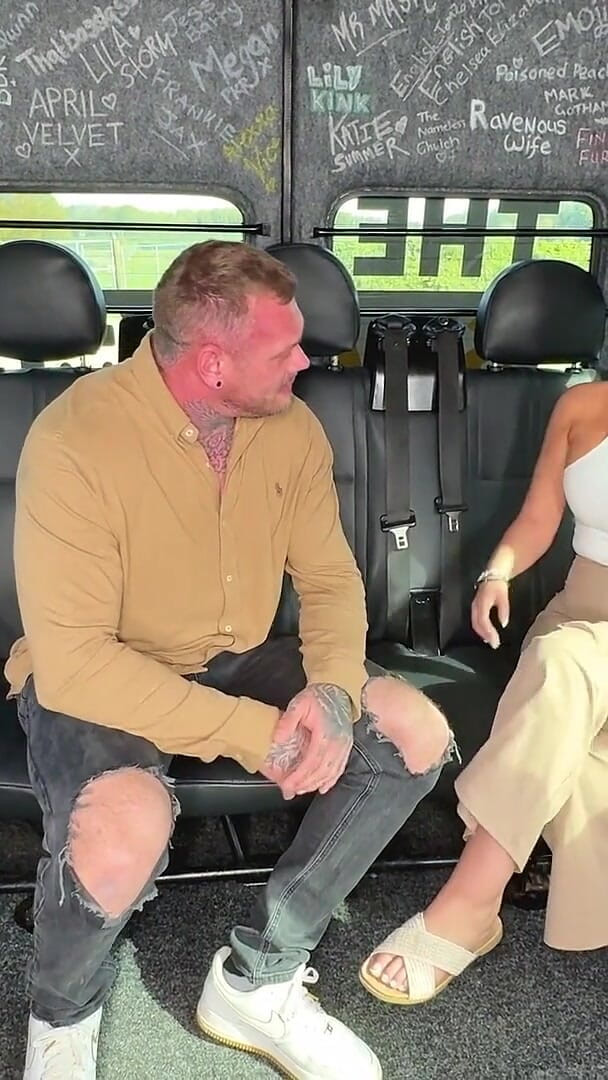 Smash bus: Šťavnatá jízda Emily Blake s Jackem Hamerem