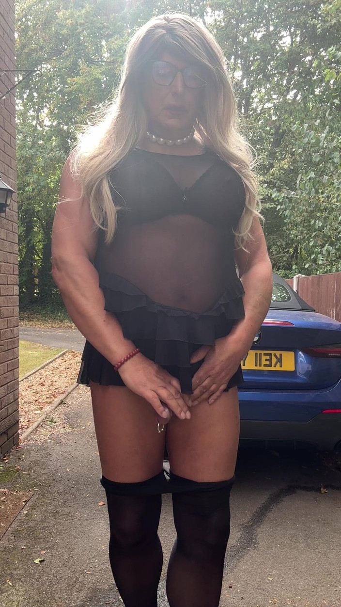 Kellycd2022: Sexig crossdresser Kellycd2022 i svarta sömlös strumpbyxor och klackar