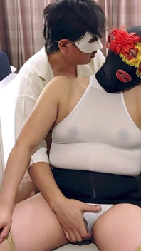 Uma Mulher Madura Vestida Com Trajes Eróticos Está Absorta Na Masturbação, Com O Líquido Vaginal Escorrendo.