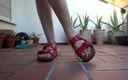 Lady Victoria Valente: Spectacol de modă cu papuci pe terasă