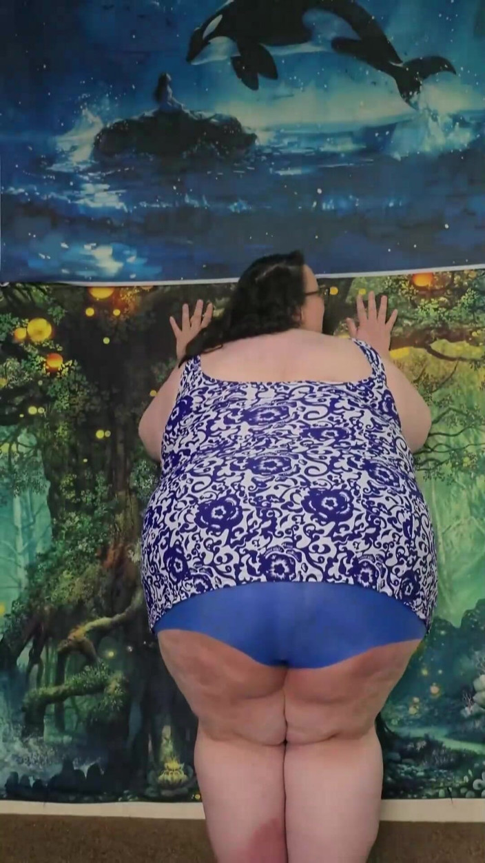 SSBBWLadyBrads: SSBBW สูทว่ายน้ําตัวอ้วนยักษ์พร้อมความช่วยเหลือ