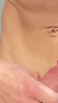 Magere jongen masturbeert en spuit sperma