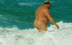 Il nonno si masturba all'aperto nella sua macchina