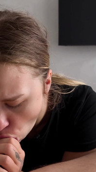 Ráno mě kouří na naší posteli