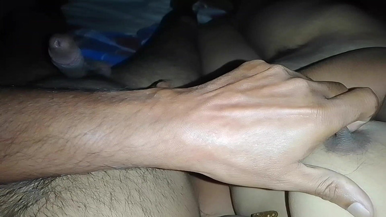 LEGSCOUPLE12: 晚上，夫妻互相亲吻，抱着对方的乳房和，他们俩都被覆盖了。