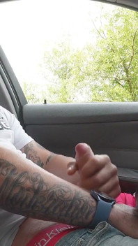 Acariciando meu pau no meu carro novo