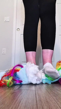 67 Giantess w brudnych skarpetkach Powoli niszczy ogromne plushie do sztuk Rozmiar 16 Zniszczenie