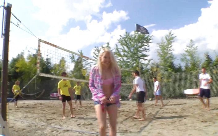 Rocco Siffredi porn: Entzückende schlampe mit vielen schwänzen auf der seebrücke gefickt