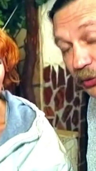 Волохату пизду зрілої рудої пожирали та трахали в барі