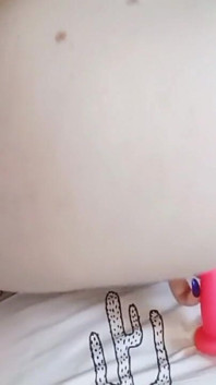 Fată dolofană călărește un vibrator