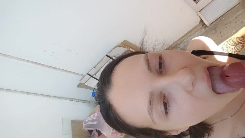 HotFoxyDarya: Blowjob di balkoni dengan air mani di muka dan mulut