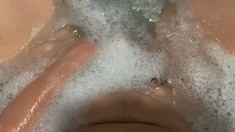 Cuteblonde666: Arbusto peludo bajo el agua en la bañera