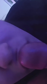 Linda Femboy chupa la polla de su amigo heterosexual y gime a lo perrito