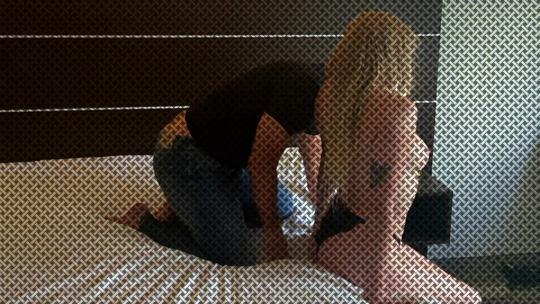 DCTrousersnake: Alexandra - seksowna barmanka otwiera tyłek po zmianie