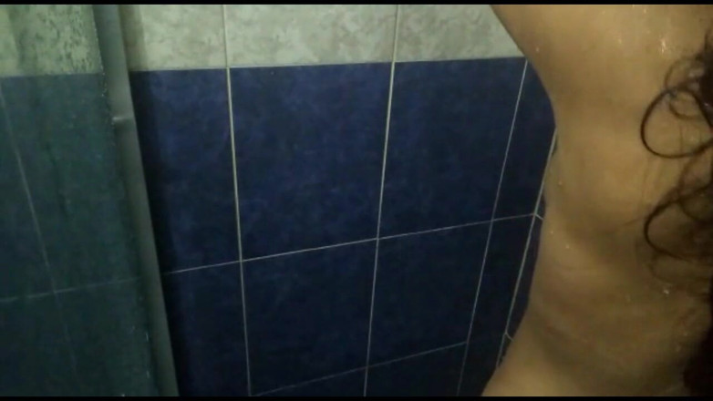 Tatianago: Sesso orale alla doccia