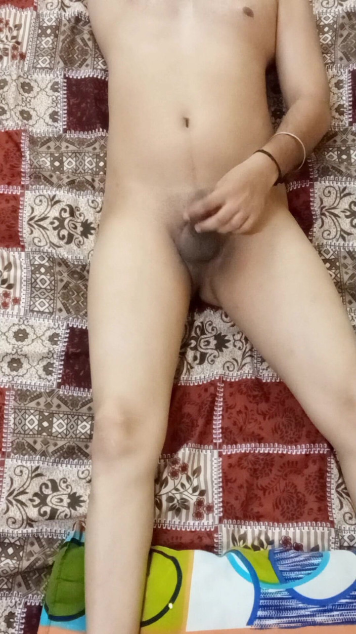 Rockko234: Suami India bugil di ranjang sambil nikmatin kontolnya