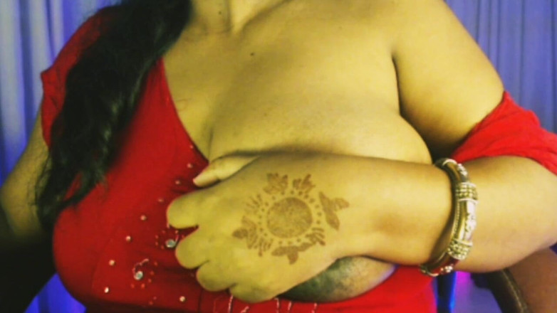 HotGirl21: Doamnă Însărcinată Care Se Joacă Cu Sânii.