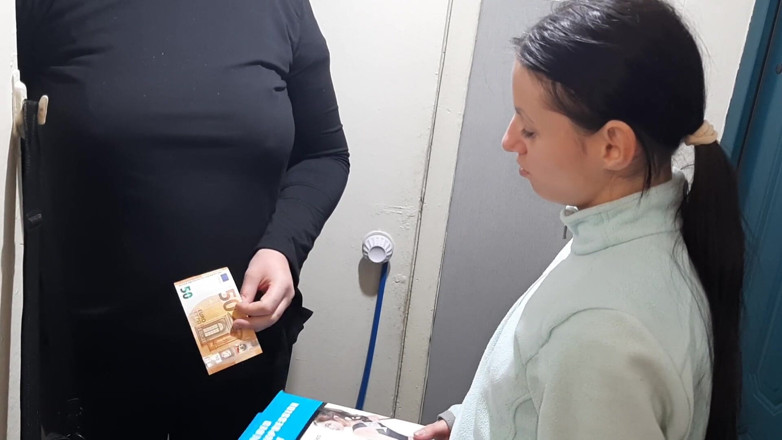 Lesbian-illusion: Agradeci à entregador por um grande desconto (com conversas russas sujas)