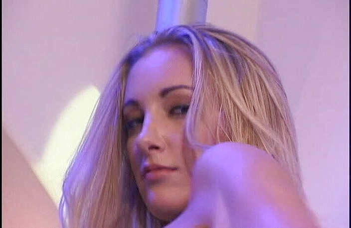 Cryptostudios: Slavná mladá prsatá tanečnice u bazénu je ošukaná svým trenérem